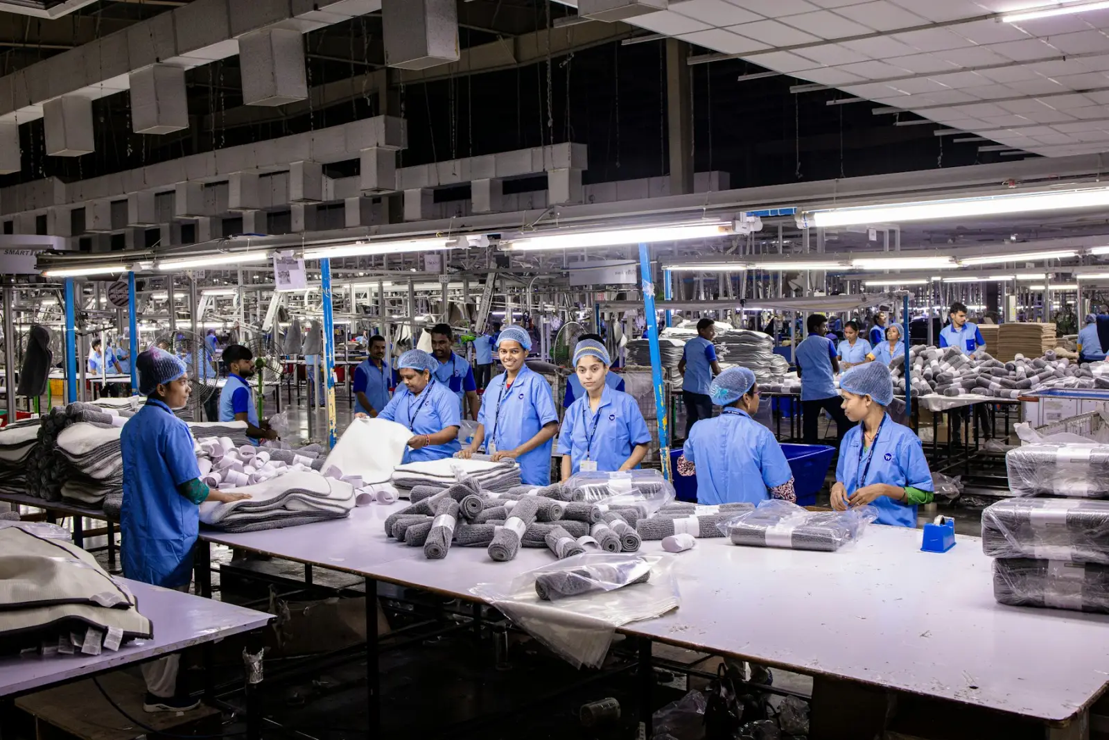 大型工厂车间内,工人正在分拣和包装产品